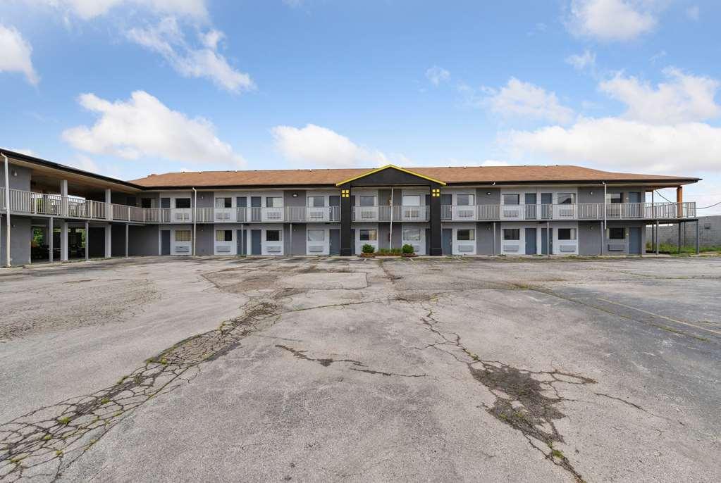 Hotel Super 8 By Wyndham Millbury/toledo 3*