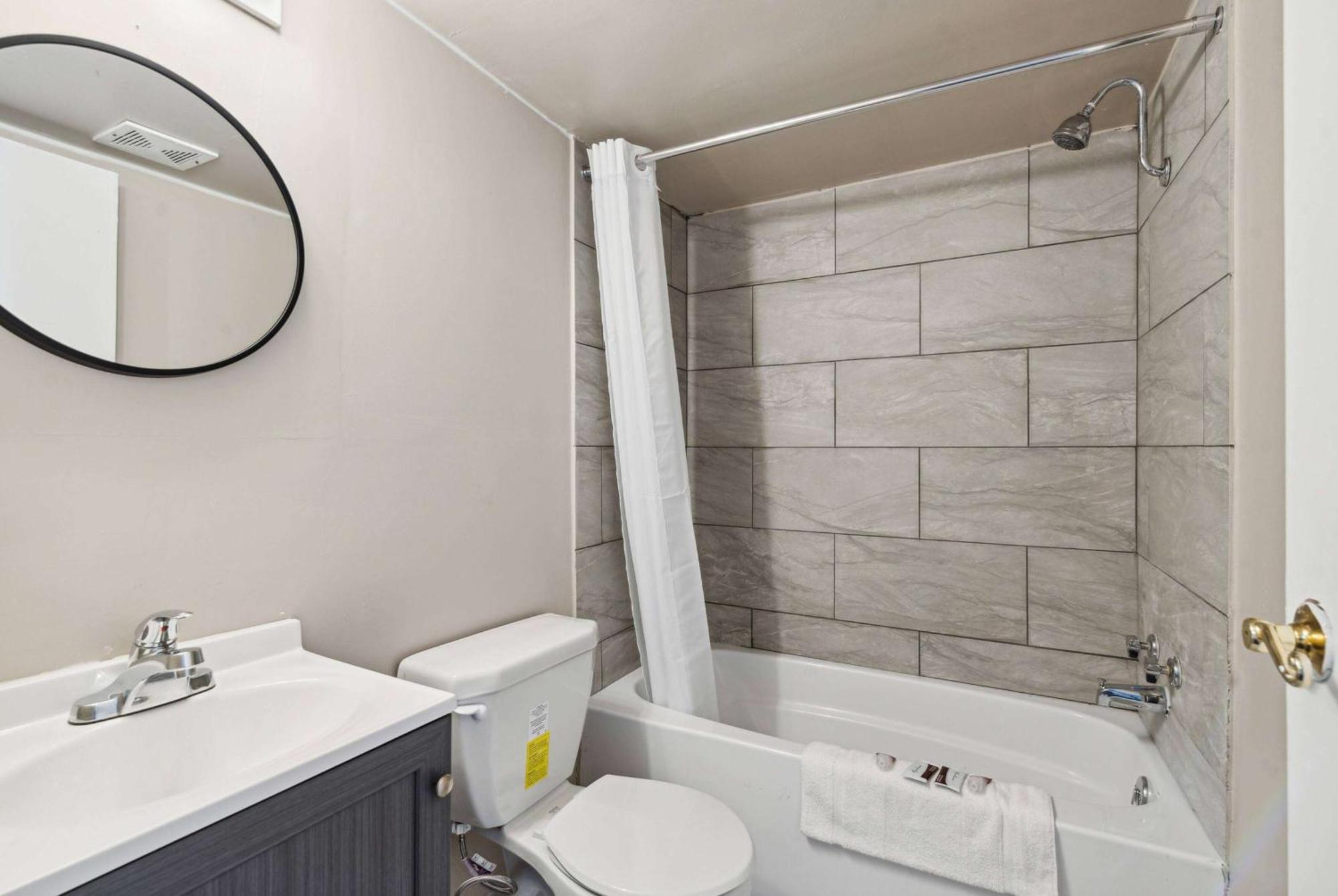 Hotel Super 8 By Wyndham Millbury/toledo