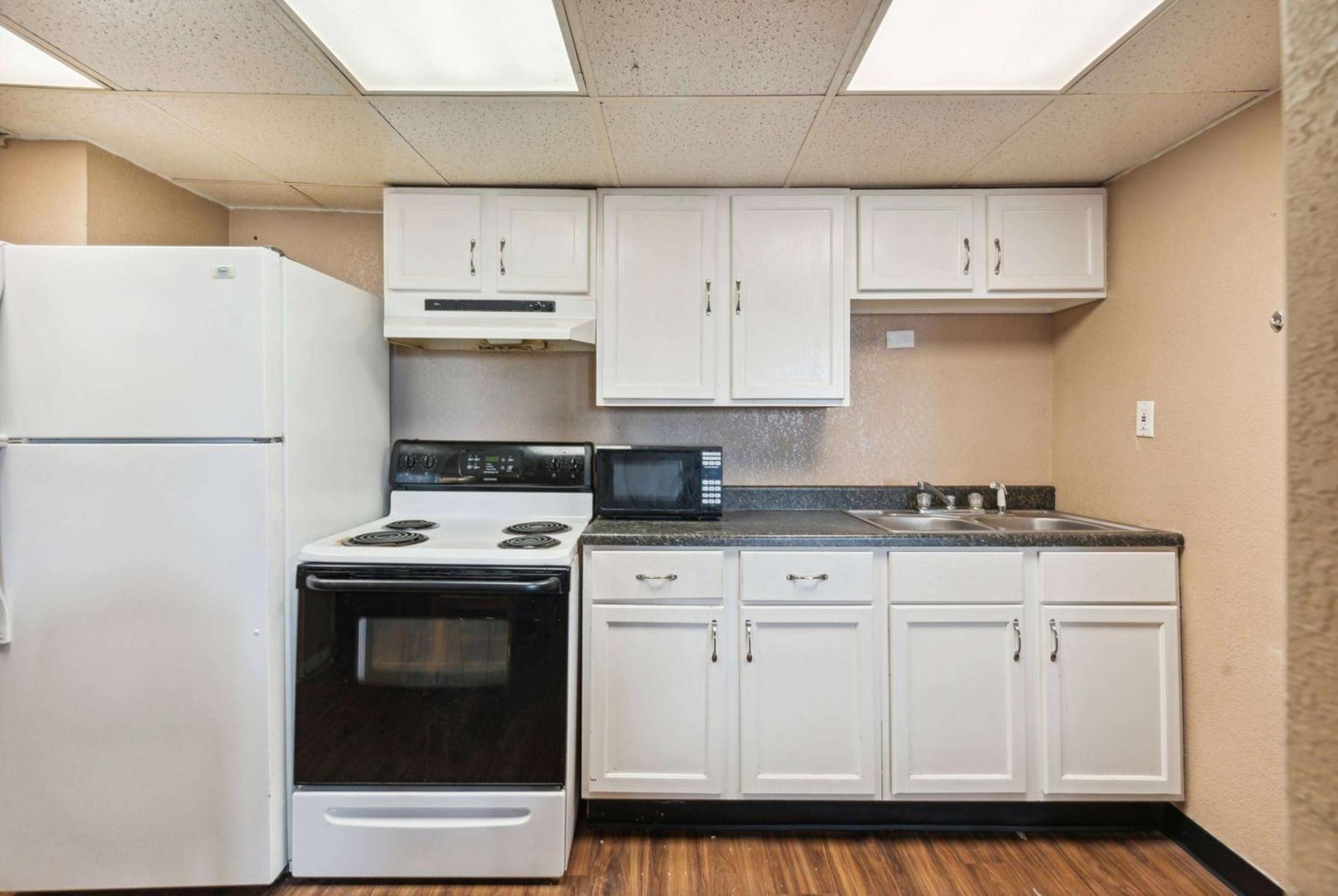 Super 8 By Wyndham Millbury/toledo 3*