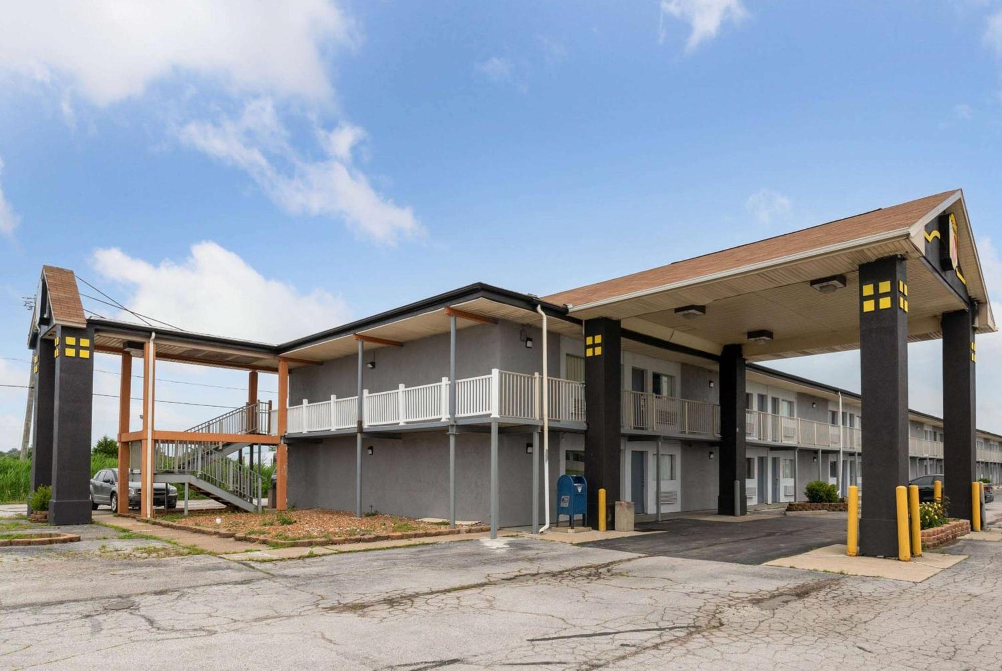Hotel Super 8 By Wyndham Millbury/toledo